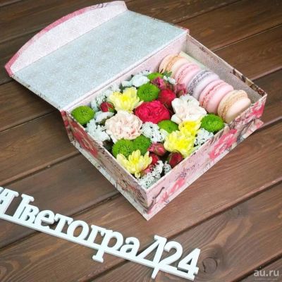 Лот: 8475602. Фото: 1. Цветы, Коробка с цветами и макарунами... Свежие цветы