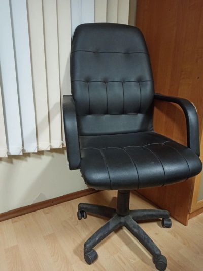 Лот: 17894138. Фото: 1. Кожаное офисное кресло руководителя. Стулья и кресла офисные