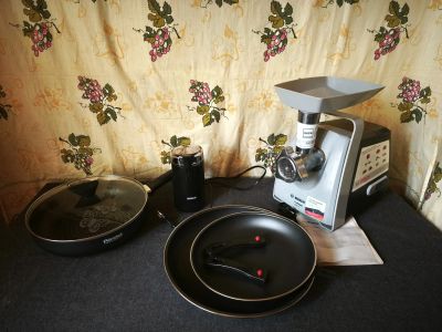 Лот: 25798461. Фото: 1. Мясорубка+ сковородки+ кофемолка. Кухонная