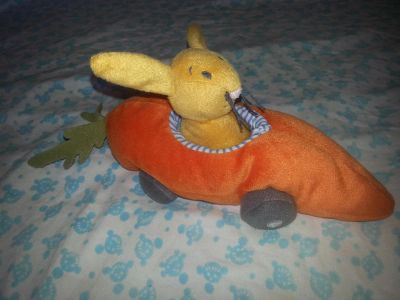 Лот: 7853007. Фото: 1. Мягкая игрушка. Заяц в морковке-автомобиле... Для младенцев