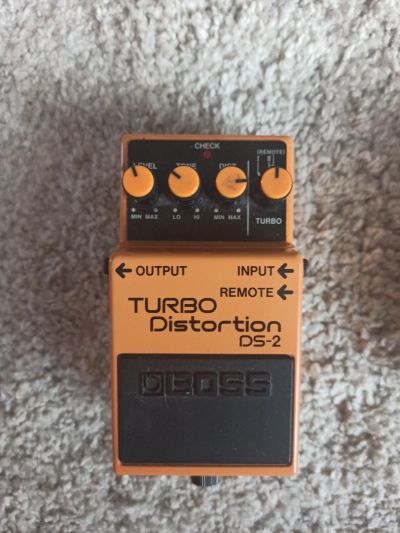 Лот: 16702682. Фото: 1. Boss DS-2 Turbo Distortion. Гитарные эффекты и комбоусилители