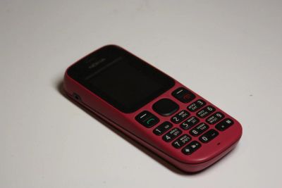 Лот: 10752104. Фото: 1. Nokia 100 (не видит sim) розовый. Кнопочные мобильные телефоны