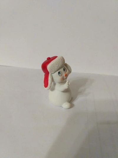 Лот: 12196233. Фото: 1. Статуэтка снеговик в ушанке красной. Гирлянды, шарики, новогодние аксессуары