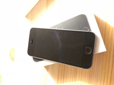 Лот: 12095980. Фото: 1. iPhone SE 128GB (Spase Gray). Смартфоны