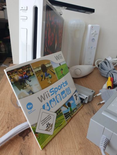 Лот: 22196870. Фото: 1. Игровая приставка Nintendo Wii. Игровые приставки, консоли