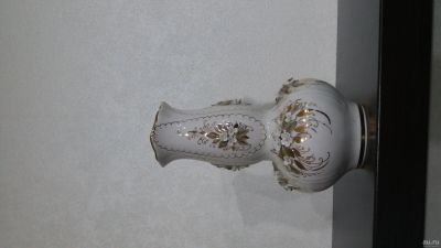 Лот: 13623993. Фото: 1. Ваза белая с цветами. Вазы