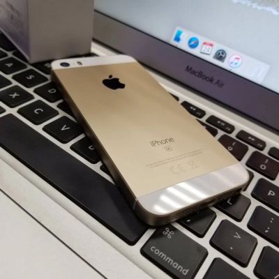 Лот: 12842020. Фото: 1. Apple iPhone se гарантия. Смартфоны