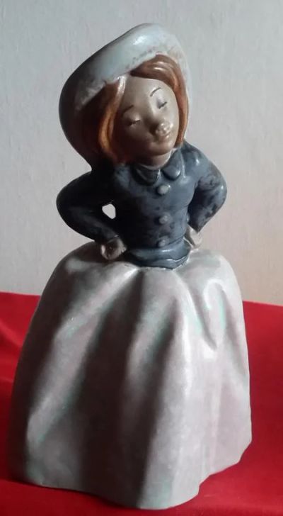 Лот: 11319749. Фото: 1. Статуэтка.Lladro.NAO.Девочка-барышня... Фарфор, керамика