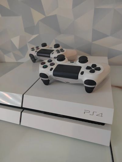 Лот: 15395662. Фото: 1. PlayStation 4 ps4 белая. Игровые приставки, консоли