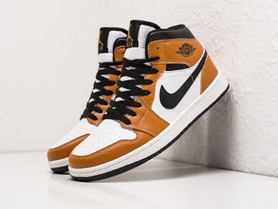 Лот: 20278310. Фото: 1. Кроссовки Nike Air Jordan 1 Mid. Кеды, кроссовки, слипоны