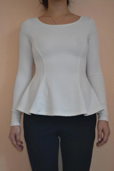 Лот: 8548487. Фото: 1. Кофта H&M с баской. Свитеры, толстовки, худи
