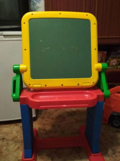 Лот: 11661377. Фото: 1. Развивающий детский столик, письменная... Столики, стулья, парты