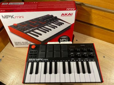 Лот: 19017861. Фото: 1. Midi-клавиатура akai MPK Min... Клавишные
