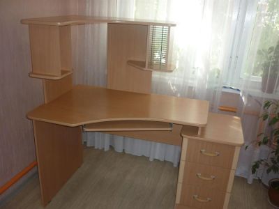 Лот: 3067030. Фото: 1. Угловой стол с ящиками и подставкой... Компьютерные и письменные столы
