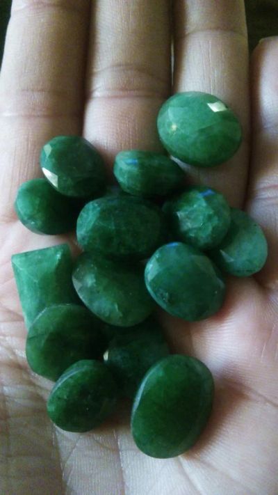 Лот: 11197948. Фото: 1. Лот натуральных зеленый изумрудов... Драгоценные и поделочные камни