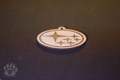 Лот: 9018954. Фото: 1. Деревянный брелок/кулон Subaru. Брелоки для ключей