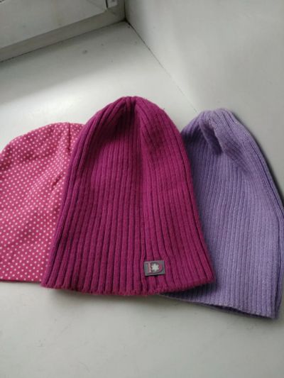 Лот: 19380060. Фото: 1. Три шапочки на теплую осень девочке. Головные уборы