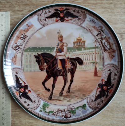 Лот: 17982915. Фото: 1. тарелка Император в кирасе на... Фарфор, керамика