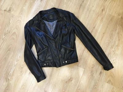 Лот: 10382006. Фото: 1. Черная кожанка Zara. Верхняя одежда