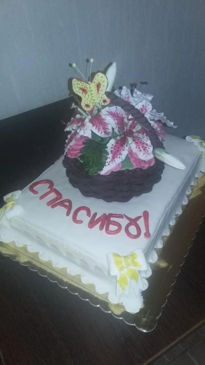 Лот: 7567871. Фото: 1. Торт "Корзина с лилиями на столе... Торты, пирожные