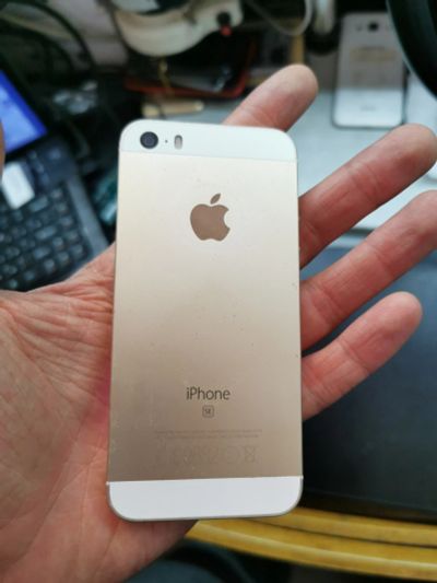 Лот: 16138737. Фото: 1. Iphone se 16gb gold. Смартфоны