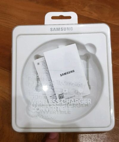 Лот: 12514847. Фото: 1. Беспроводная зарядка Samsung. Зарядные устройства, блоки питания, адаптеры сетевые для смартфонов