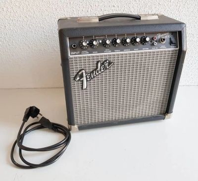 Лот: 17480980. Фото: 1. Fender Frontman 15 R. Гитарные эффекты и комбоусилители