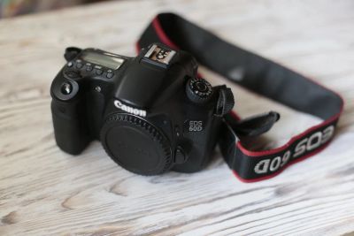Лот: 11530255. Фото: 1. Canon 60d Body + сумка (пробег... Цифровые зеркальные