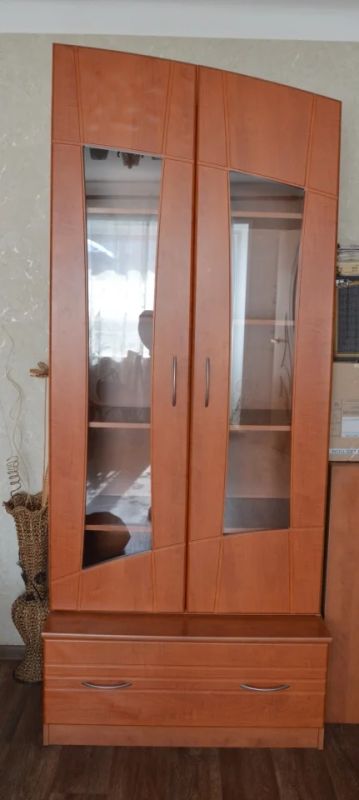 Лот: 9394376. Фото: 1. Сервант, в очень хорошем состоянии... Гостиные, стенки, горки