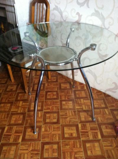 Лот: 8716110. Фото: 1. стол круглый стекло на хромированных... Столы, стулья, обеденные группы
