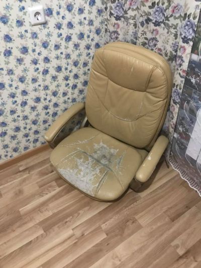 Лот: 10833147. Фото: 1. Стул кресло кожа , вернее остаток... Кресла, пуфы