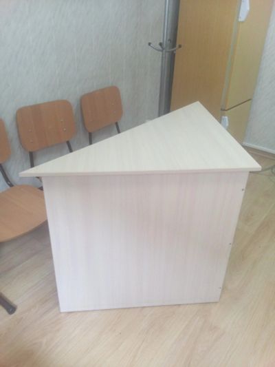 Лот: 11838811. Фото: 1. Стол треугольный. Компьютерные и письменные столы