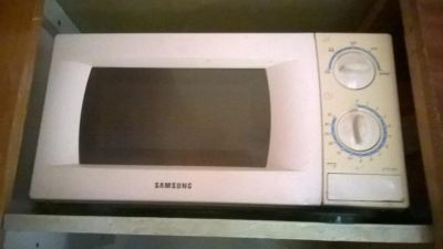 Лот: 8031033. Фото: 1. микроволновая печь samsung рабочая. Микроволновки, мини-печи