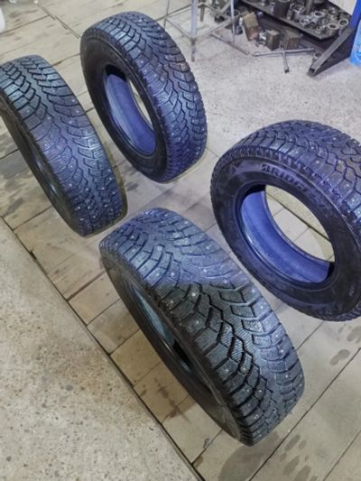 Лот: 25803328. Фото: 1. Bridgestone 205/70R15 Spike-01... Шины
