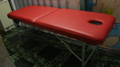Лот: 6734179. Фото: 1. Массажный стол.(красный).Срочно... Массажные столы и кресла