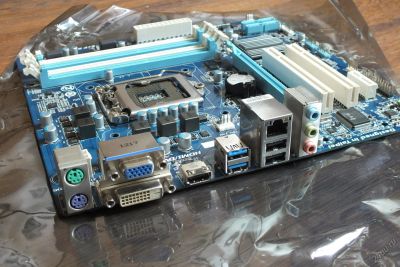Лот: 5864110. Фото: 1. Материнка GigaByte GA-H61M-D2H-USB3... Материнские платы