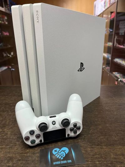 Лот: 20573810. Фото: 1. Белая Sony PlayStation 4 Pro... Игровые приставки, консоли