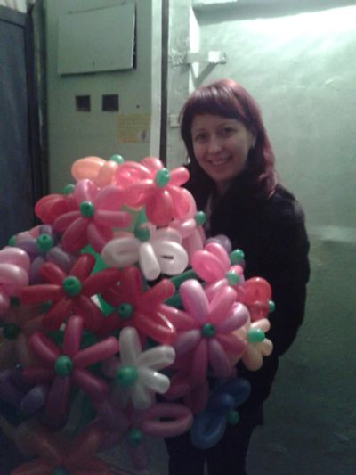 Лот: 7000536. Фото: 1. пышный букет цветов из шариков. Букеты из конфет, игрушек