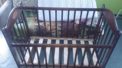 Лот: 10898125. Фото: 1. Продам детскую маятниковую кроватку. Детские кровати и кроватки