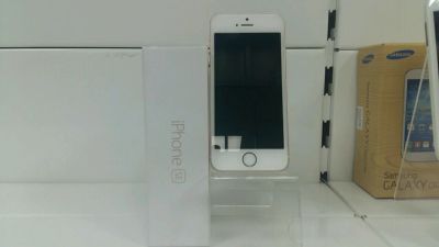 Лот: 8487110. Фото: 1. Iphone SE 16 Gb. Смартфоны