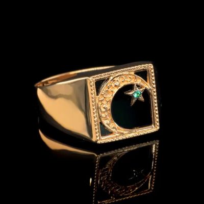 Лот: 23783095. Фото: 1. Золотая печатка с агатом и изумрудом. Кольца, перстни