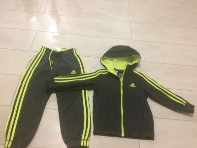 Лот: 8318282. Фото: 1. Костюм спортивный Adidas. размер... Спортивная одежда