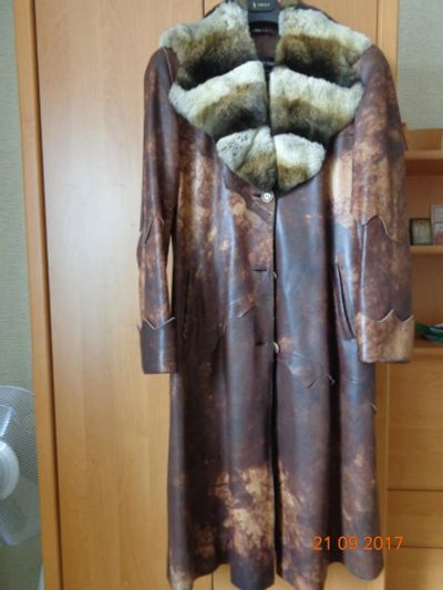Лот: 10344228. Фото: 1. Пальто кожаное с меховым воротником. Верхняя одежда