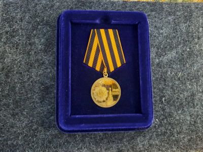 Лот: 16301279. Фото: 1. Медаль КГБ, ФСБ. 50 лет победы... Памятные медали