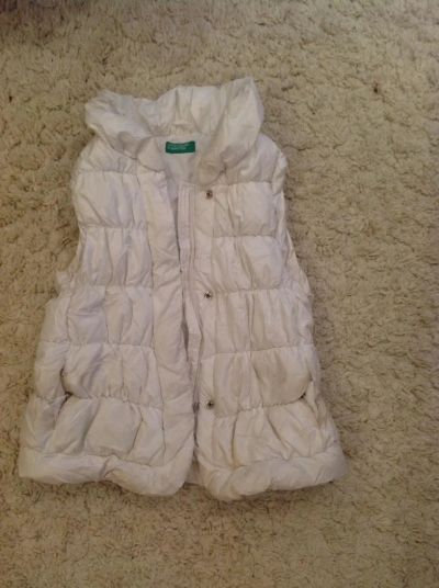 Лот: 4628572. Фото: 1. Жилет для девочки 11-12 лет Benetton. Верхняя одежда