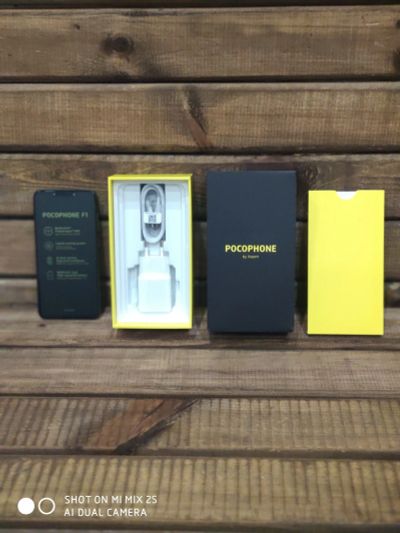 Лот: 12981376. Фото: 1. Xiaomi Pocophone F1, 6/64GB,черный... Смартфоны