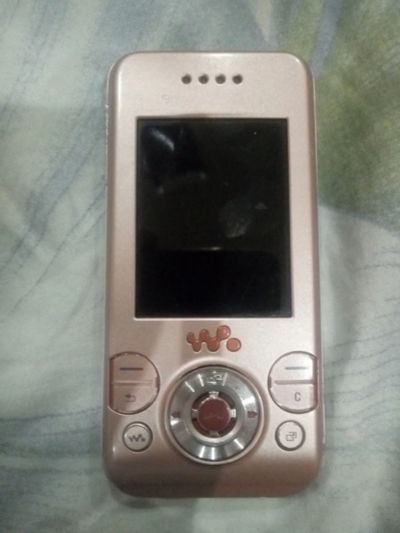 Лот: 16244901. Фото: 1. Мобильный телефон Sony Ericsson... Кнопочные мобильные телефоны