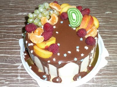 Лот: 8309195. Фото: 1. Торт с шоколадными подтеками и... Торты, пирожные