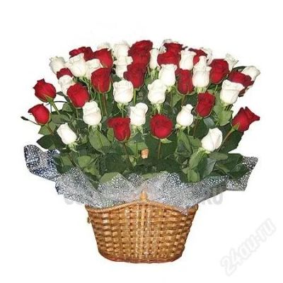 Лот: 2849280. Фото: 1. Mix 55 красных и белых роз в корзинке. Сувенирные наборы
