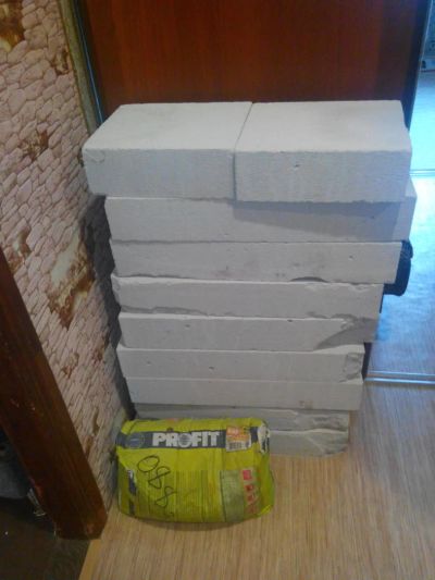 Лот: 4621605. Фото: 1. Отдам 9 блоков газобетон и клей... Другое (строительные материалы)